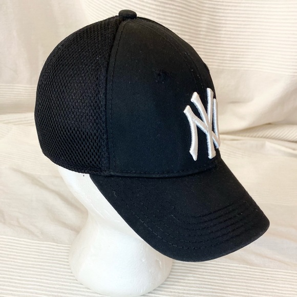 New Era Curved Brim Youth New York Yankees MLB Black Cap - Picture 9 of 14